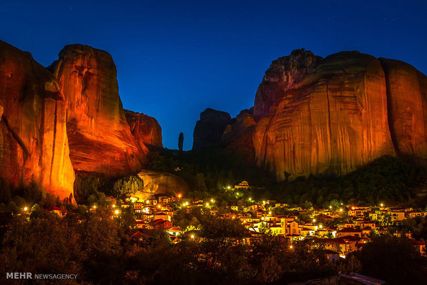 صومعه هایی بر فراز صخره در یونان