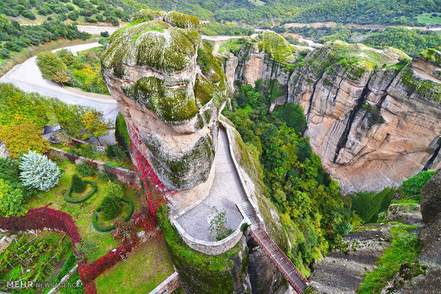 صومعه هایی بر فراز صخره در یونان