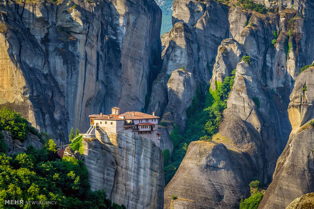 صومعه هایی بر فراز صخره در یونان