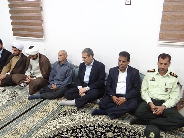 استاندار بوشهر با خانواده شهیدان شباب در دشتی دیدار کرد