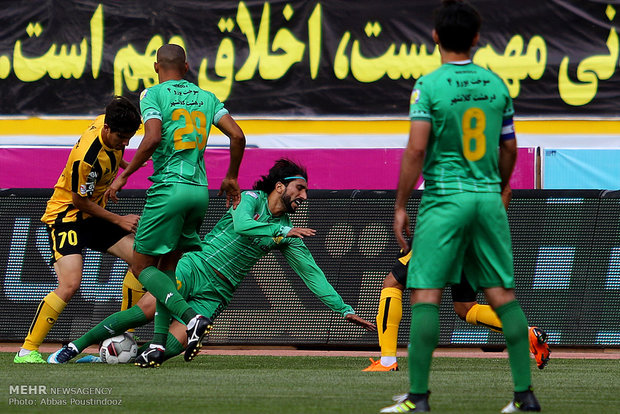 دیدارتیم های  سپاهان و صنعت نفت آبادان