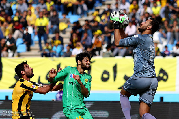 دیدارتیم های  سپاهان و صنعت نفت آبادان