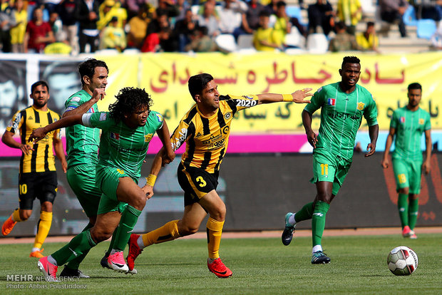 دیدارتیم های  سپاهان و صنعت نفت آبادان