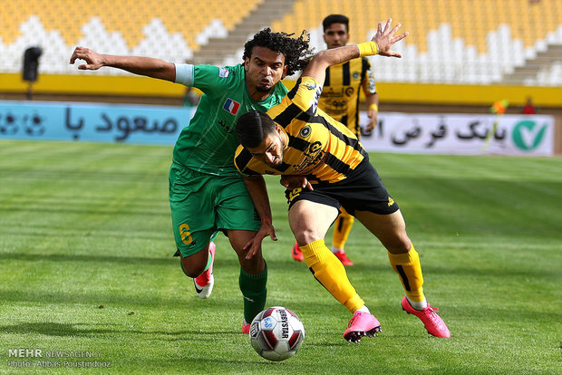 دیدارتیم های  سپاهان و صنعت نفت آبادان