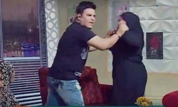 مصر کے ٹی وی  لائیو شو پروگرام میں میزبان کی مہمان خاتون نے پٹائی کردی