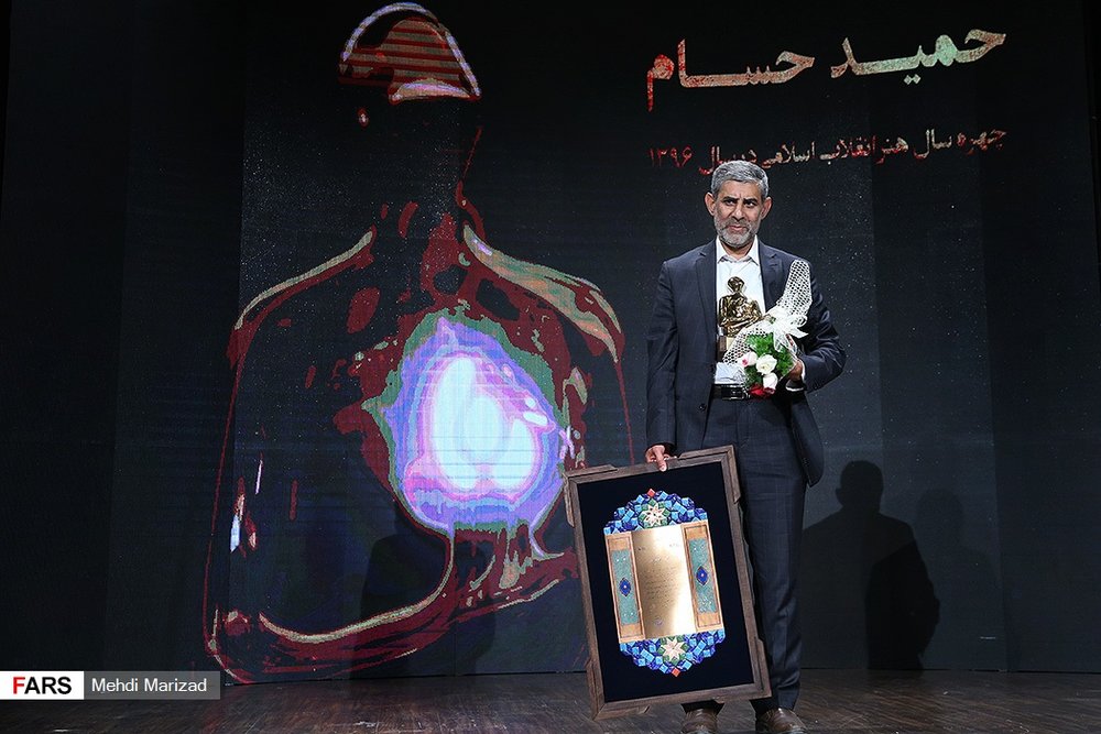 Writer Hamid Hesam poses after receiving the award for the Islamic Revolution Artist of the Year at the Art Bureau on April 15, 2018. (Fars/Mehdi Marizad)