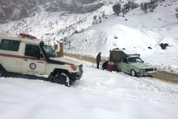 نجات جان ٢۴ فرد گرفتار شده در برف و کولاک الیگودرز