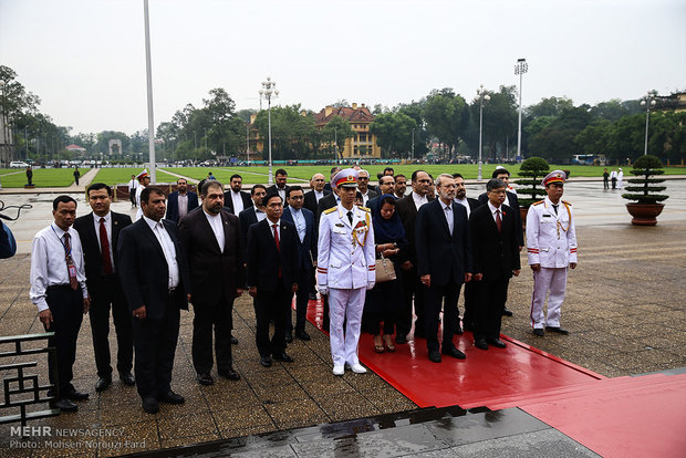 ادای احترام علی لاریجانی به هوشی مین رهبر انقلابی ویتنام