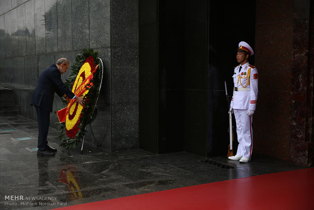 ادای احترام علی لاریجانی به هوشی مین رهبر انقلابی ویتنام