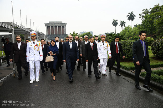 ادای احترام علی لاریجانی به هوشی مین رهبر انقلابی ویتنام