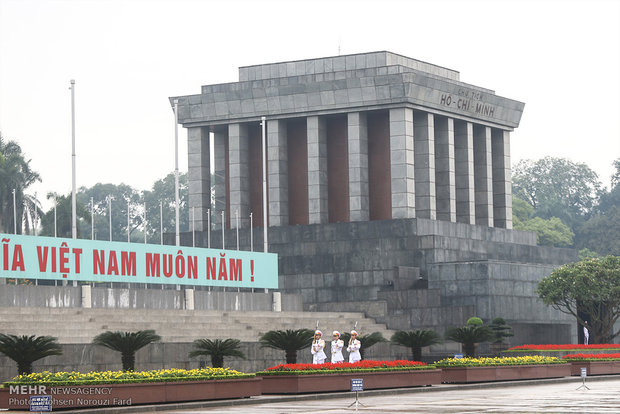 ادای احترام علی لاریجانی به هوشی مین رهبر انقلابی ویتنام