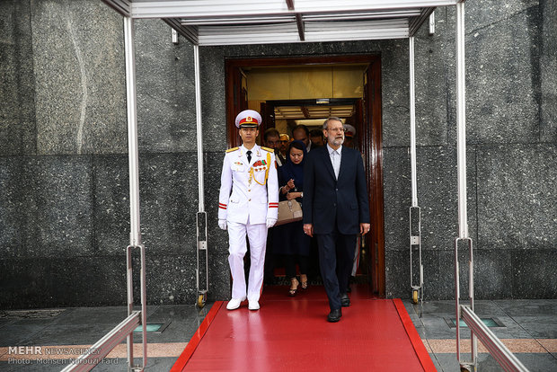 ادای احترام علی لاریجانی به هوشی مین رهبر انقلابی ویتنام