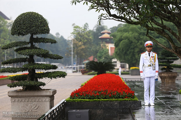 ادای احترام علی لاریجانی به هوشی مین رهبر انقلابی ویتنام