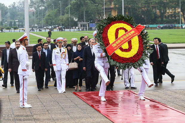 ادای احترام علی لاریجانی به هوشی مین رهبر انقلابی ویتنام