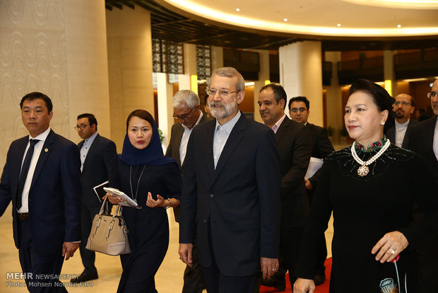 بازديد علی لاريجاني از موزه و صحن مجلس ويتنام
