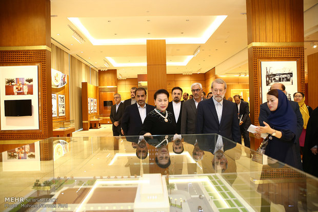 بازديد علی لاريجاني از موزه و صحن مجلس ويتنام