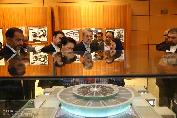 بازديد علی لاريجاني از موزه و صحن مجلس ويتنام