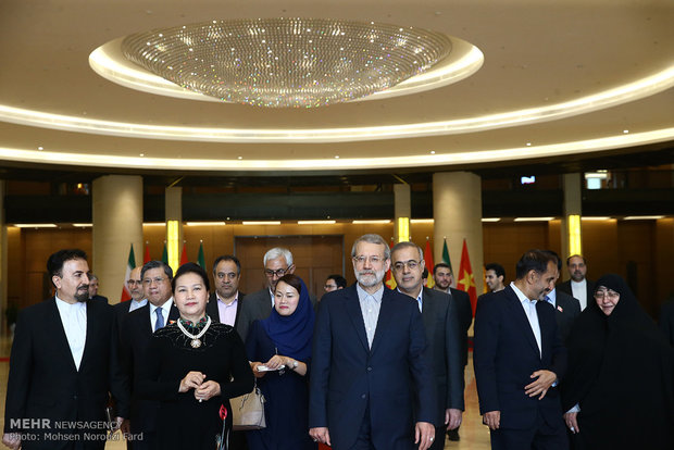 بازديد علی لاريجاني از موزه و صحن مجلس ويتنام