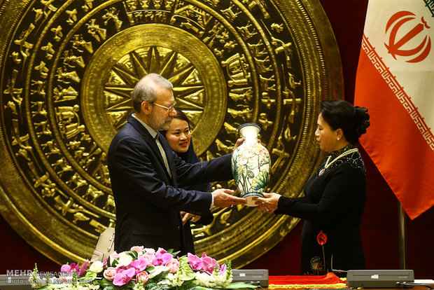 دیدار علی لاریجانی با رئیس مجلس ویتنام 