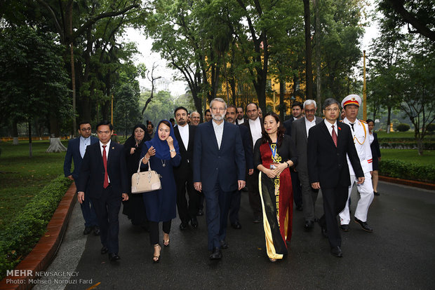 بازدید علی لاریجانی از خانه هوشی مین رهبر انقلابی ویتنام 
