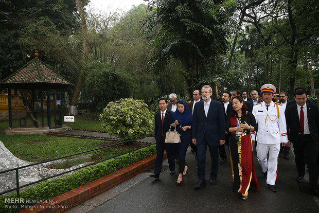 بازدید علی لاریجانی از خانه هوشی مین رهبر انقلابی ویتنام 