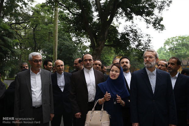 بازدید علی لاریجانی از خانه هوشی مین رهبر انقلابی ویتنام 