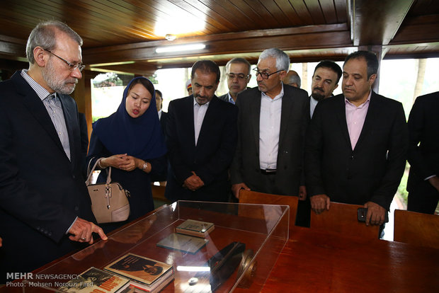 بازدید علی لاریجانی از خانه هوشی مین رهبر انقلابی ویتنام 