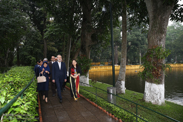 بازدید علی لاریجانی از خانه هوشی مین رهبر انقلابی ویتنام 