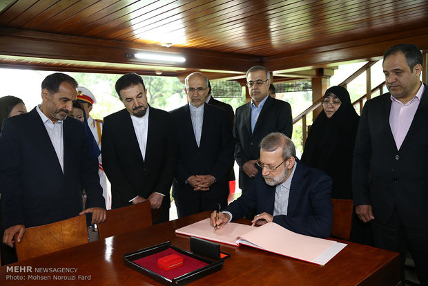 بازدید علی لاریجانی از خانه هوشی مین رهبر انقلابی ویتنام 