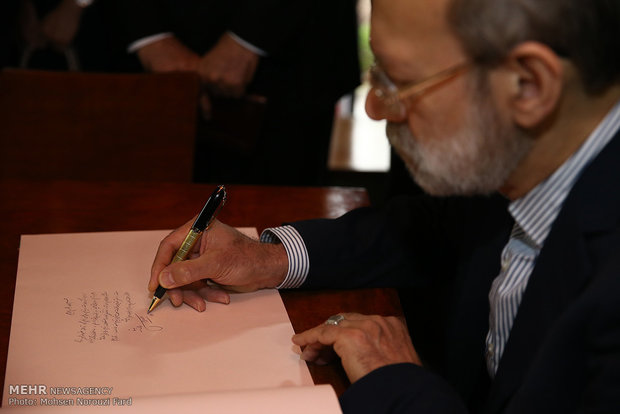 بازدید علی لاریجانی از خانه هوشی مین رهبر انقلابی ویتنام 