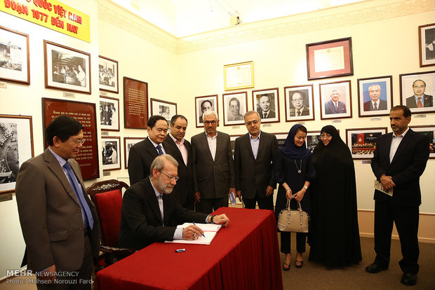 بازدید رئیس مجلس شورای اسلامی از موزه جبهه خلق میهنی ویتنام