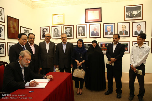 بازدید رئیس مجلس شورای اسلامی از موزه جبهه خلق میهنی ویتنام