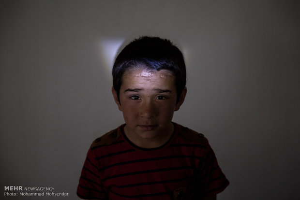 علی. هشت ساله. از سن هشت ماهگی مبتلا به بیماری. اهل روستای قره گل شرقی
