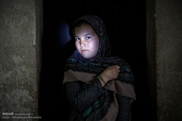 محدثه. ده ساله. از نوزادی مبتلا به بیماری. اهل روستای قارقاشلی