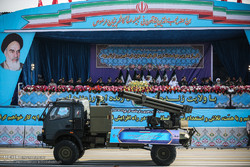 اقامة عرض عسكري بمناسبة ذكرى يوم الجيش الايراني