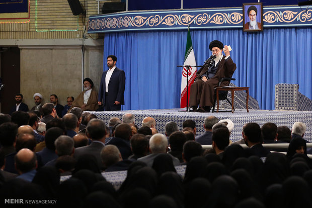 دیدار وزیر و جمعی از کارکنان وزارت اطلاعات با رهبر انقلاب
