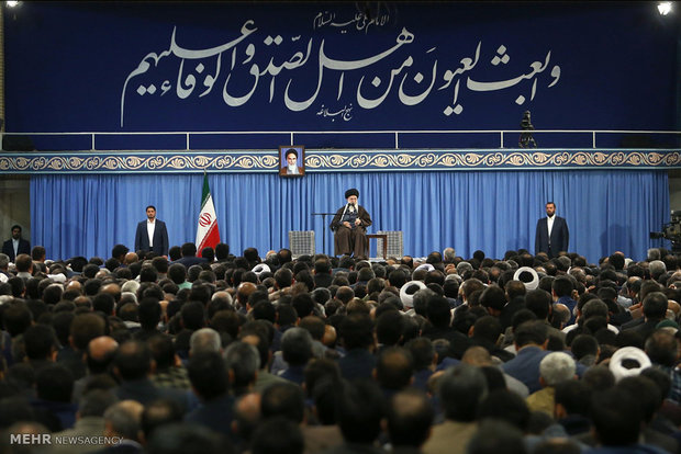 دیدار وزیر و جمعی از کارکنان وزارت اطلاعات با رهبر انقلاب