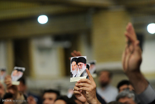 دیدار وزیر و جمعی از کارکنان وزارت اطلاعات با رهبر انقلاب