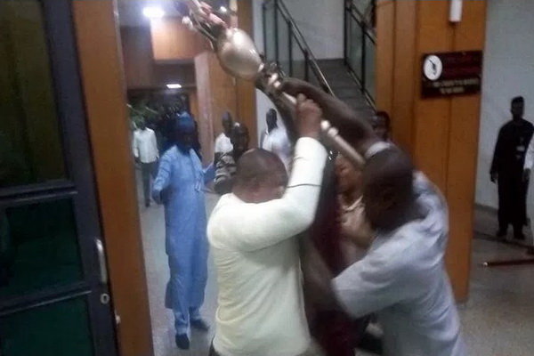 افراد مسلح ناشناس به پارلمان نیجر حمله کردند
