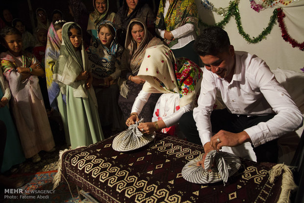 یکی از رسوم اللشدرمه در عروسی ترکمن این هست که عروس و داماد، اولین شام زندگی خود که در بقچه ای با گره های فراوان پیچیده شده، با تلاش و کوشش باز کنند و این نمادی از باز کردنِ گره های زندگیشان می باشد.
