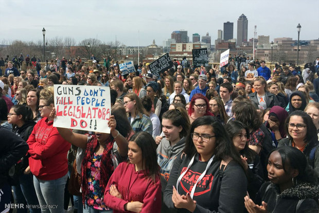 ہزاروں امریکی طلباء کا مظاہرہ