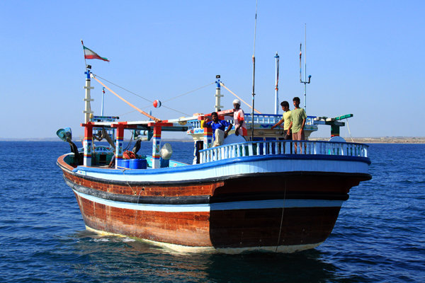 انقاذ طاقم سفينة إيرانية يبلغ عددهم 5 صيادين بالقرب من ميناء مسيرة بسلطنة عمان