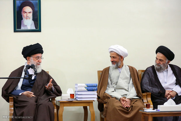 قائد الثورة الاسلامية يستقبل منظمي وأعضاء ندوة 