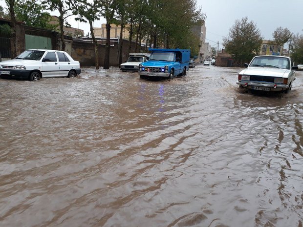 امدادرسانی آتش نشانان به ۲۰ واحد مسکونی در جریان آبگرفتگی در اهر