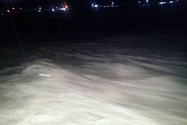 گرفتار شدن ۶ خودرو با ۲۰ سرنشین در سیلاب «واشیان» پلدختر