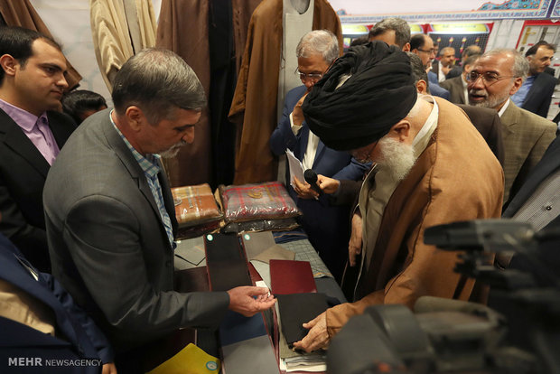 بازدید مقام معظم رهبری از نمایشگاه کالای ایرانی