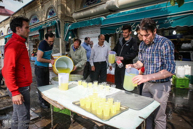 تہران میں 15 شعبان کی مناسبت سے  شربت اور مٹھائی کی تقسیم