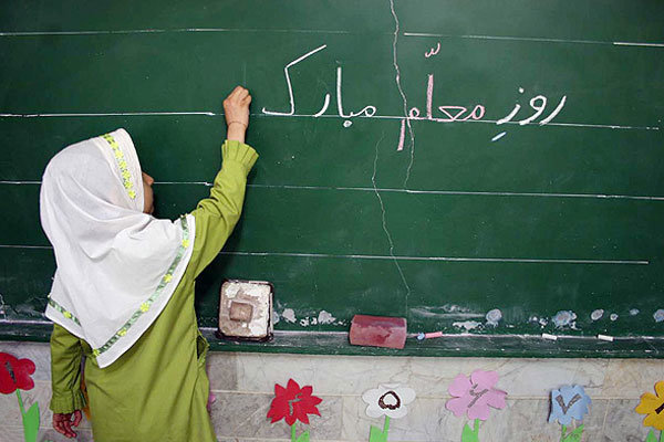 آئین تکریم از ۲ هزار نفر از معلمان مهرشهر و کمالشهر