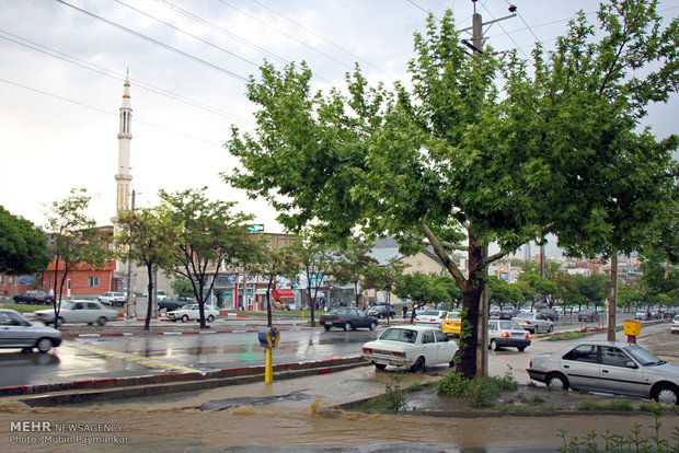 بارش باران در محورهای استان کرمانشاه و خراسان رضوی