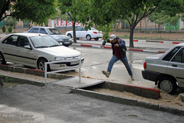 بارندگی و کاهش دما در اغلب مناطق کشور/وضعیت آسمان تهران